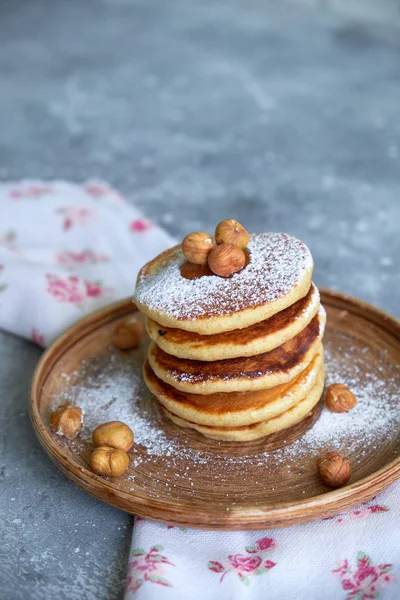Pfannkuchen mit Nüssen bestreut Haselnüsse auf einem Teller mit einer Serviette auf einem Betongrund — Stockfoto