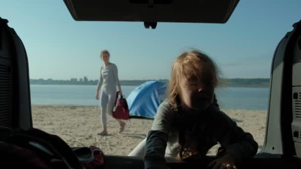 Vrouw en weinig Girl maken dingen uit de auto auto Video View van het Type van het interieur van de auto 's — Stockvideo
