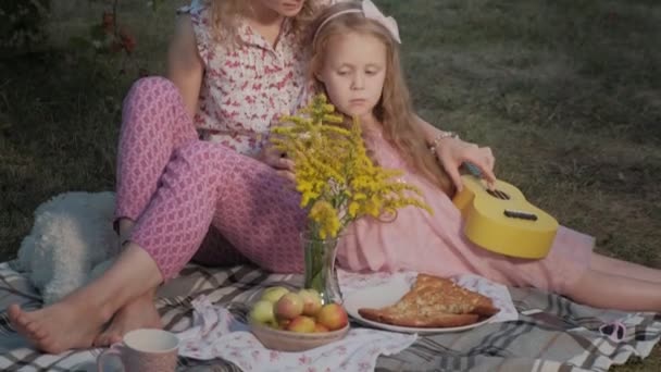 Een Gelukkige Moeder Dochter Spelen Ukulele Familie Een Stadspark Een — Stockvideo