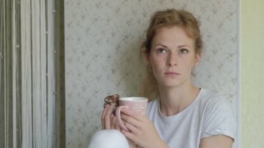 kahve içme ve gülüyor kek pasta yeme bir kafe restoranda oturan kadın