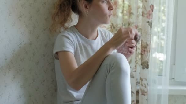 Vrouwen zitten in een cafe-restaurant eten taarten éclair koffie drinken en lachen — Stockvideo