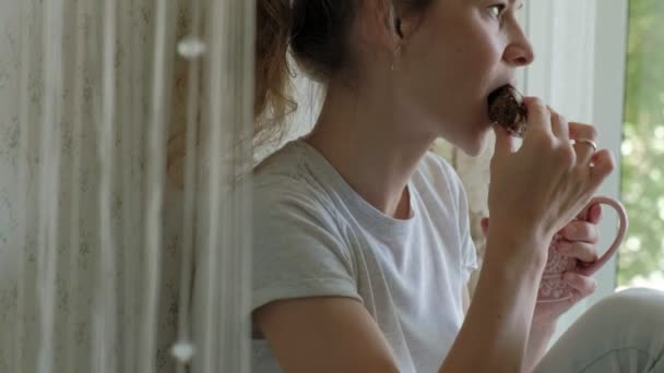 Femmes assises dans un café restaurant manger des gâteaux éclair boire du café et rire — Video