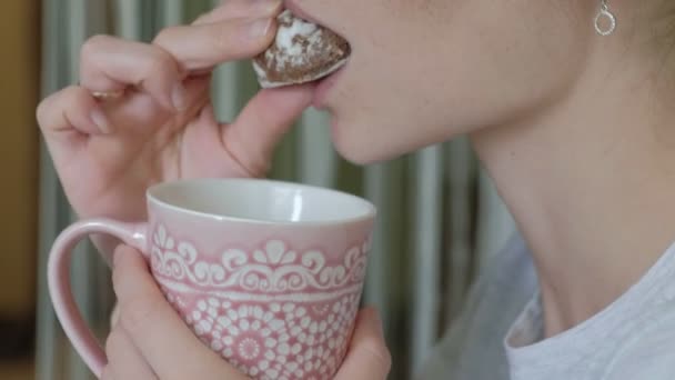 Kahve içme ve gülüyor kek pasta yeme bir kafe restoranda oturan kadın — Stok video
