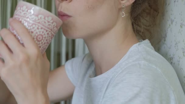 Mujeres sentadas en un restaurante cafetería comiendo pasteles eclair bebiendo café y riendo — Vídeo de stock