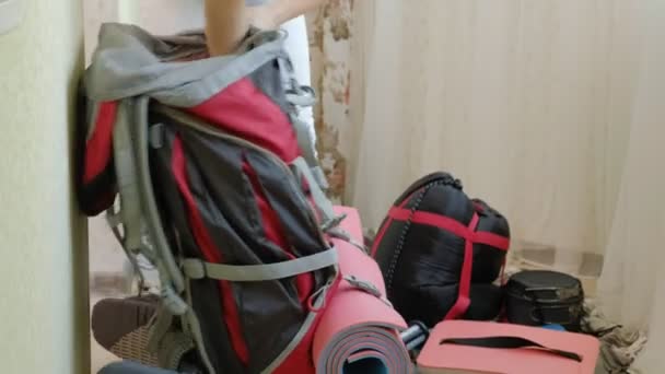 Seorang Wanita Turis Mengumpulkan Barang Barang Dalam Ransel Dapur Rumah — Stok Video