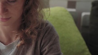 App akıllı kafe gülümseyen ve manifatura üstünde hareket eden telefon kullanan kadın. Güzel çok kültürlü genç casual kadın profesyonel üstünde hareket eden telefon