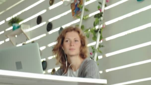 Young businesswoman with laptop in outdoor cafe — Stock Video