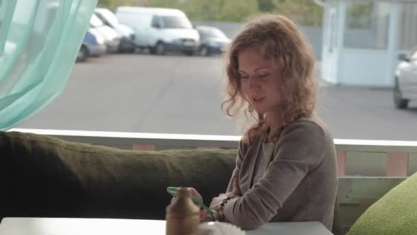 Žena s používáním aplikace na smartphone v café usmívá a textových zpráv na mobilním telefonu. Krásné multikulturní mladé příležitostné ženské profesionální na mobilním telefonu — Stock video