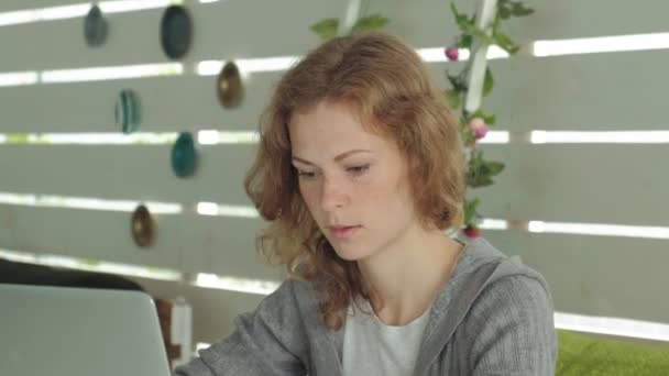 Mladá podnikatelka s notebookem ve venkovní kavárně — Stock video