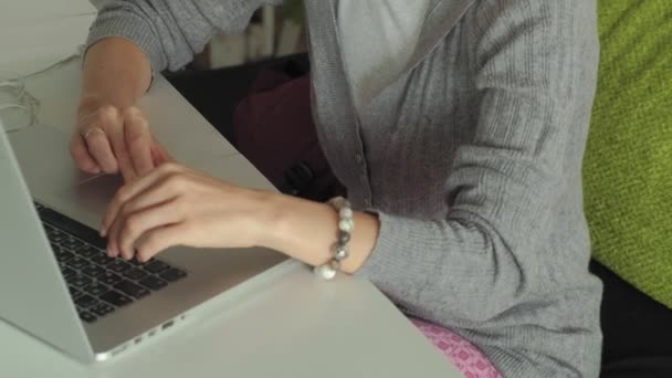 Joven mujer de negocios con portátil en la cafetería al aire libre — Vídeos de Stock