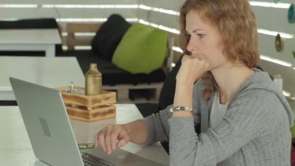 Joven mujer de negocios con portátil en la cafetería al aire libre — Vídeo de stock