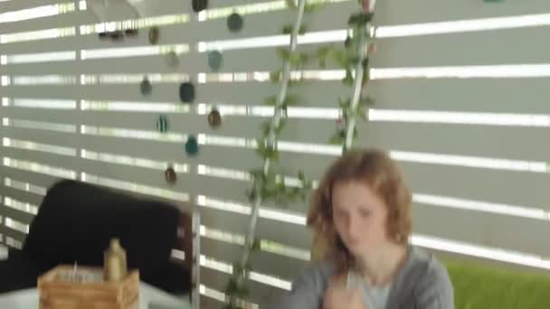 Молодая деловая женщина с ноутбуком в кафе на открытом воздухе — стоковое видео
