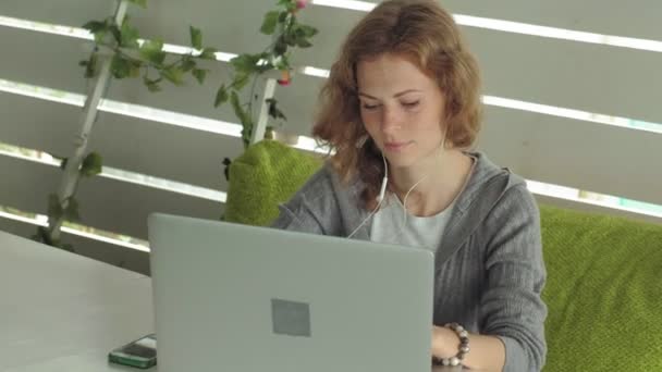 Dizüstü bilgisayar açık Cafe ile genç iş kadını — Stok video