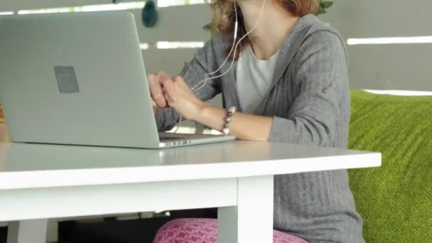 Ung affärskvinna med laptop i utomhus café — Stockvideo