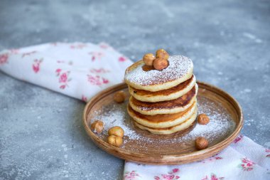 Krep beton zemin üzerine peçete ile bir plaka üzerinde fındık fındık serpilir