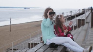Sahilde dürbün üzerinden baktığımda onun kızı olan bir kadın