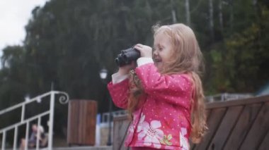 Güzel kız sahilde 4 k dürbün üzerinden seyir