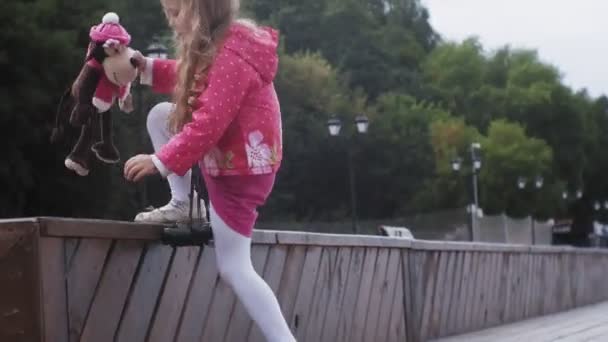 Niña hermosa mirando a través de prismáticos en la playa — Vídeo de stock