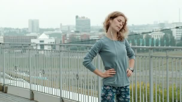 Young fitness woman having an exercise run in a residential area — Stock Video