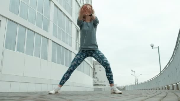 Jeune femme de fitness faisant de l'exercice dans un quartier résidentiel — Video