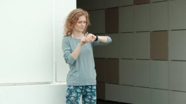 Spotyka się z pijaną kobietą