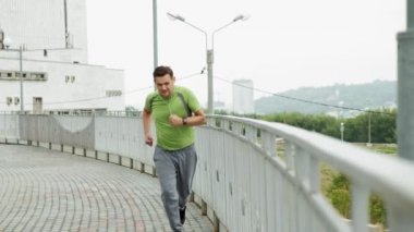 Genç atlet runner şehir süper yavaş hareket