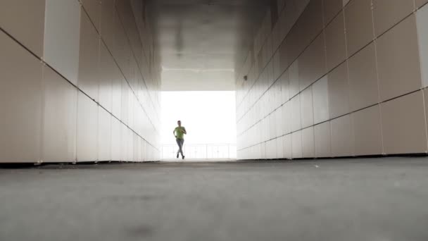 Junge Leichtathletin läuft in der Stadt Super-Zeitlupe — Stockvideo