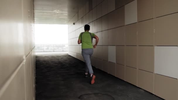 Giovane atleta corridore in città super slow motion — Video Stock