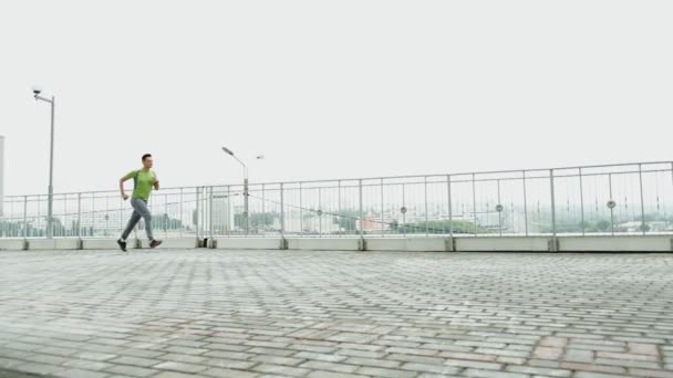 年轻运动员赛跑者在城市超级慢动作 — 图库视频影像