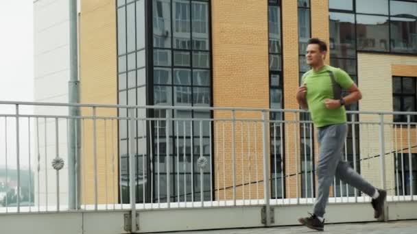 Jeune athlète coureur dans la ville super slow motion — Video