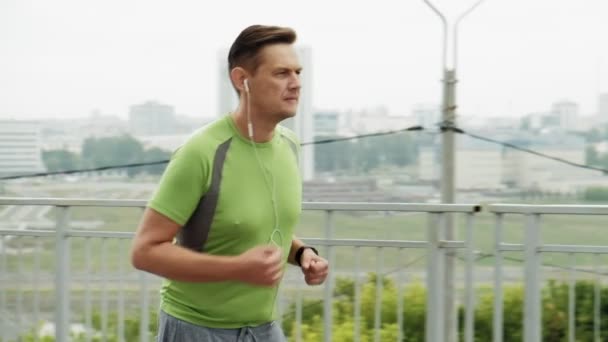 Jovem atleta corredor na cidade super câmera lenta — Vídeo de Stock