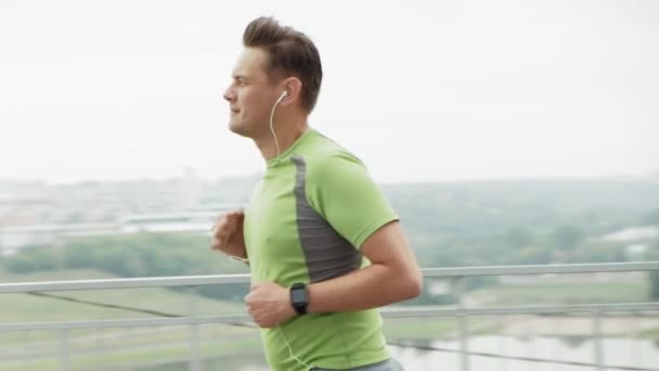Joven atleta corredor en la ciudad super cámara lenta — Vídeos de Stock