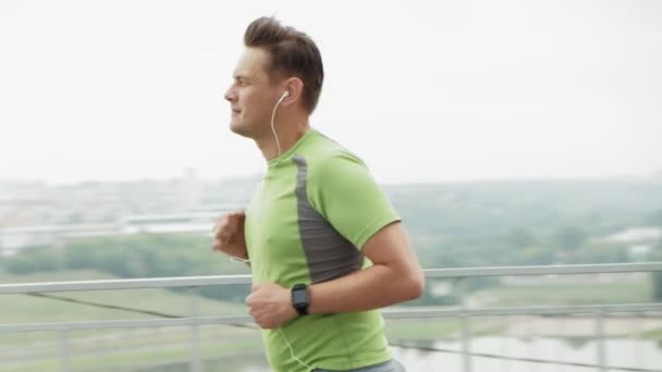 Junge Leichtathletin läuft in der Stadt Super-Zeitlupe — Stockvideo