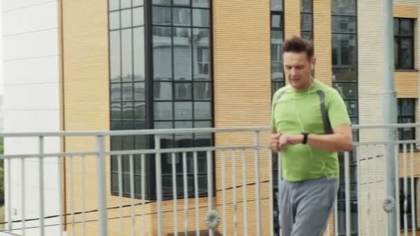 Молодой спортсмен бегун в городе супер замедленного движения — стоковое видео