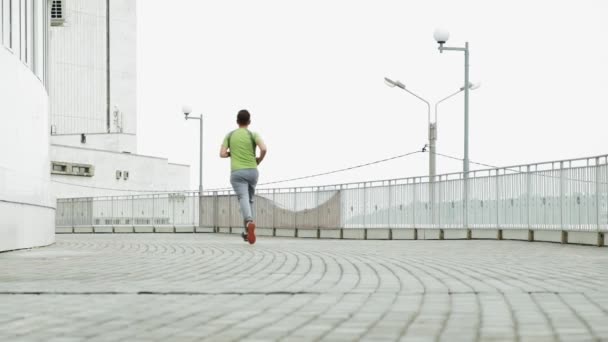 Jovem atleta corredor na cidade super câmera lenta — Vídeo de Stock