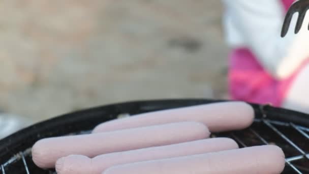 Mor och dotter stek kött och grönsaker på en grill på stranden på stranden — Stockvideo