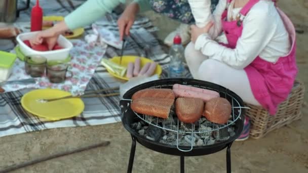 Friture mère et fille viande et légumes sur un barbecue sur la plage sur la plage — Video