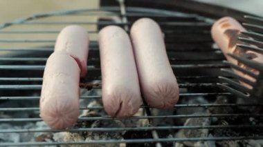 Anne ve kızı et ve sahilde sahilde Barbekü sebze fry