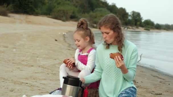 母亲和女儿在海滩上的沙滩上烧烤肉和蔬菜 — 图库视频影像