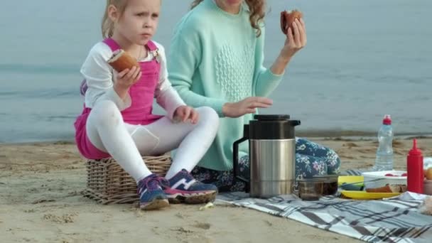 Mamma e figlia friggono carne e verdure su un barbecue sulla spiaggia sulla spiaggia — Video Stock