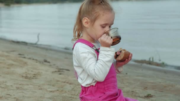 Matka i córka smażyć mięso i warzywa na grillu na plaży na plaży — Wideo stockowe