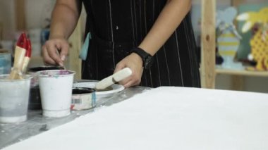 Sanat stüdyosu Üstatlığı boya ve macun ile ahşap işlemek, yaşlanma etkiyi