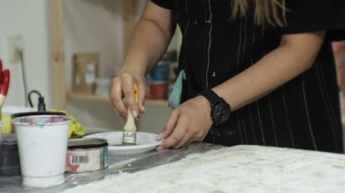 Sanat stüdyosu Üstatlığı boya ve macun ile ahşap işlemek, yaşlanma etkiyi
