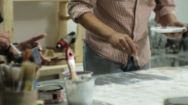 Sanat stüdyosu Üstatlığı boya ve macun ile ahşap işlemek, yaşlanma etkiyi