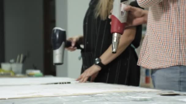 Masters v ateliéru zpracování stromu s stavební fén, dosáhnout efektu stárnutí — Stock video