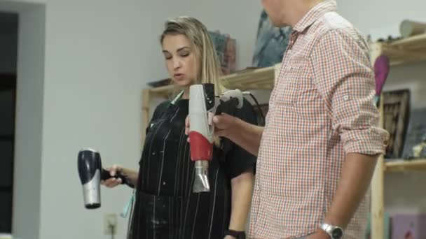 Masters no estúdio de arte processar a árvore com um secador de cabelo construção, alcançar o efeito de envelhecimento — Vídeo de Stock