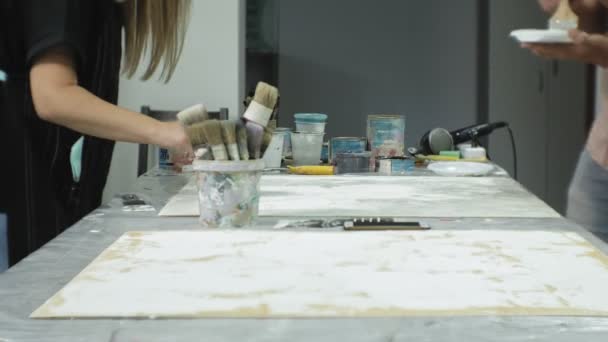 Meesters in de kunststudio verwerken de boom met een föhn van bouw, bereiken het effect van de veroudering — Stockvideo