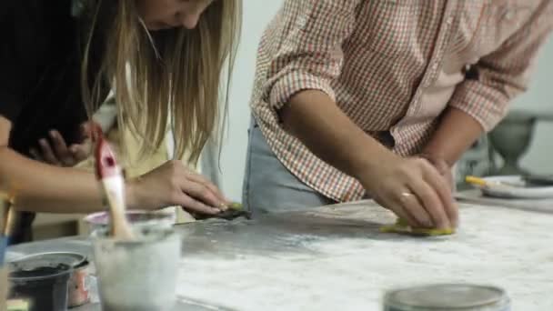 Masters în procesul de studio de artă lemnul cu vopsea și chit, atinge efectul de îmbătrânire — Videoclip de stoc
