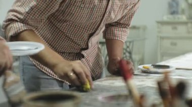 Sanat stüdyosu Üstatlığı boya ve macun ile ahşap işlemek, yaşlanma etkiyi