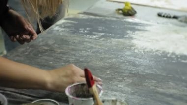 Sanat stüdyosu Üstatlığı boya ve macun ile ahşap işlemek, yaşlanma etkiyi